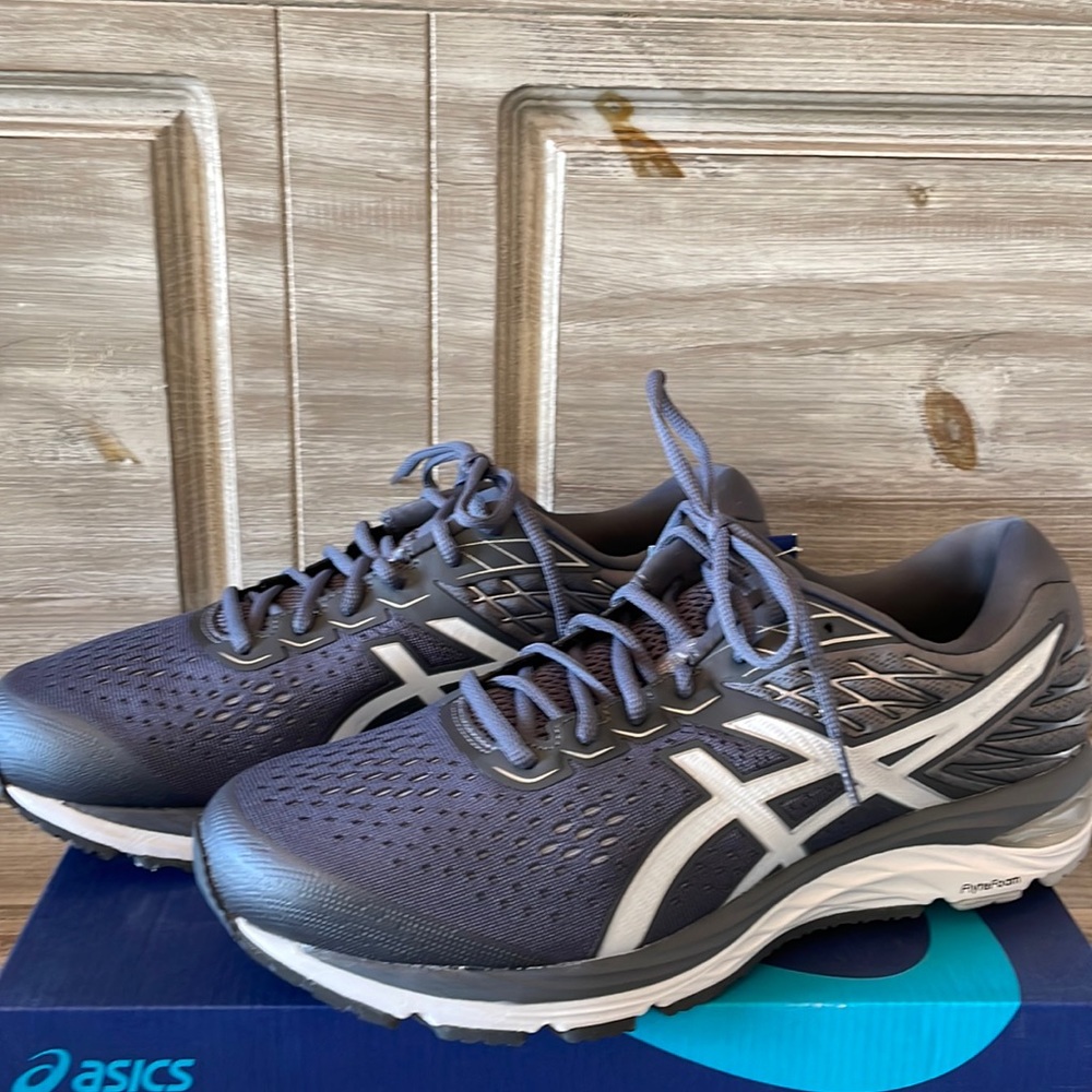 NWT! Men’s ASICS Cumulus 21 size 11